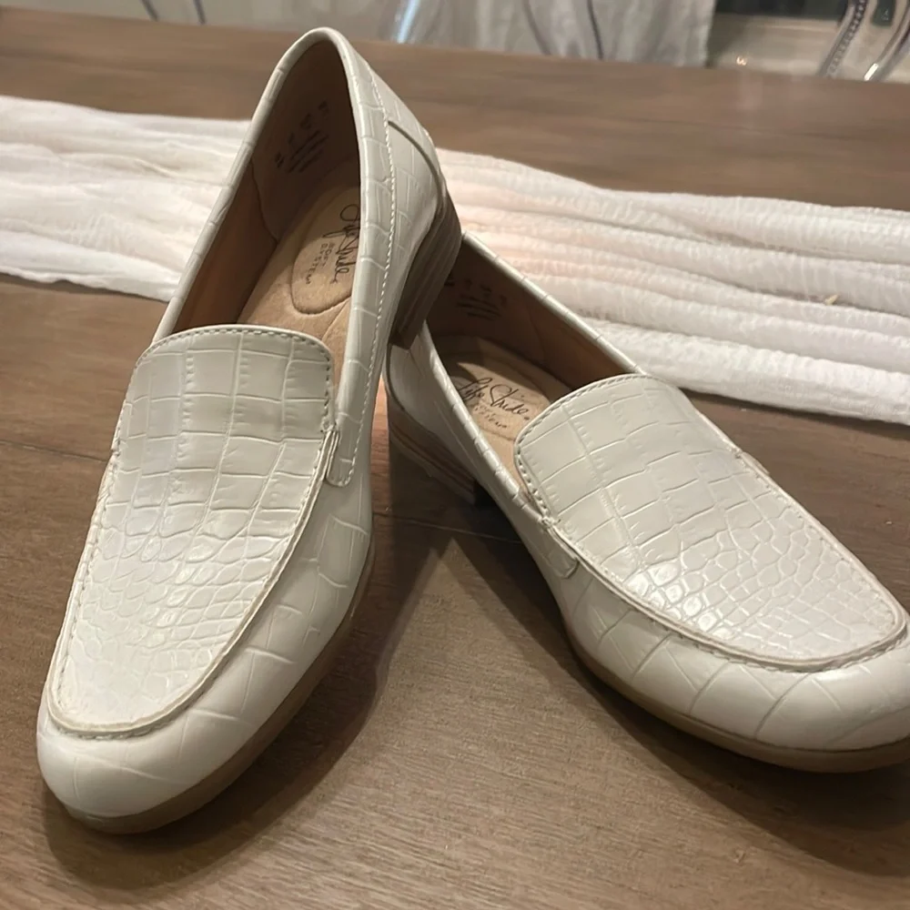 Shoes - Picture 1 of 7